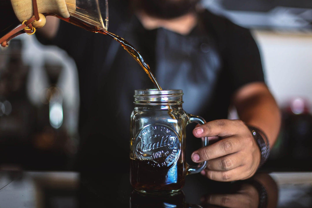 Wie du Cold Brew einfach in einem Marmeladenglas zubereitest - MAYOLA® Kaffee
