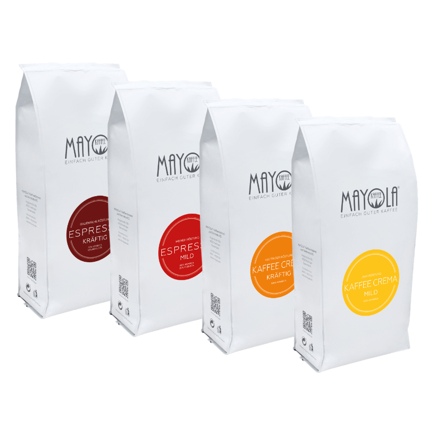 Vier weiße Tüten fair produziertem Kaffeebohnen der Sorte MAYOLA Premium - Espresso und Kaffee Crema in mild und kräftig - beklebt mit farbigem runden Etikett in braun, rot, orange und gelb.